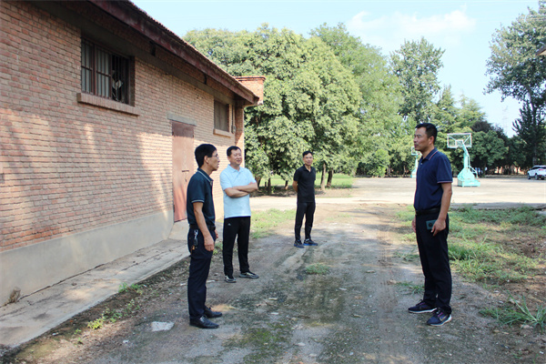 0541e4dc2d9247e1a86edb05fe87132b.jpg 黄伟在斗口试验站实地检查安全隐患风险点.jpg